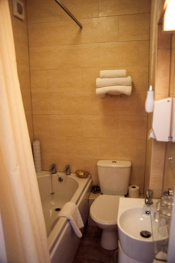 Moonraker House Hotel สแตรทฟอร์ด อะพอน เอวอน ภายนอก รูปภาพ